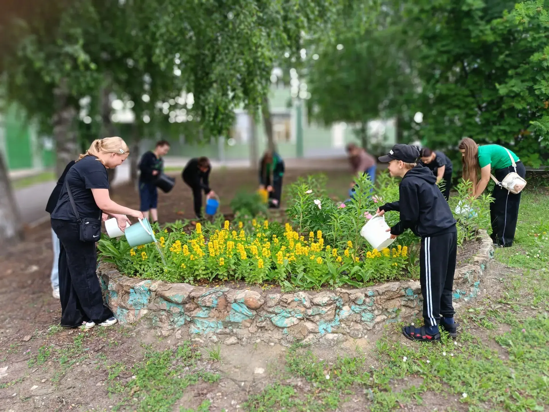 Сегодня, 17 июня, класс "ЮнАгро" занимался благоустройством школьной территории. Сначала мы пошли в 