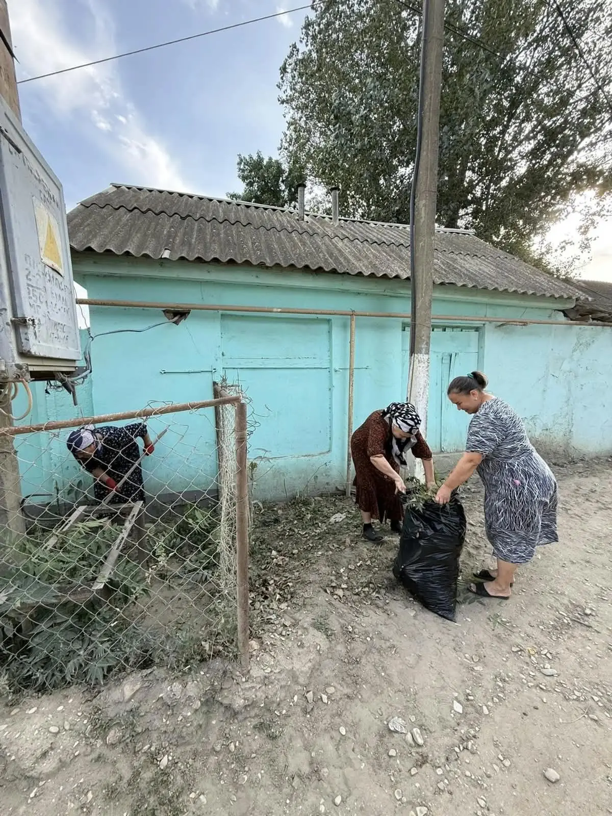 Села и поселки Кировского района тоже присоединились к общегородскому субботнику.