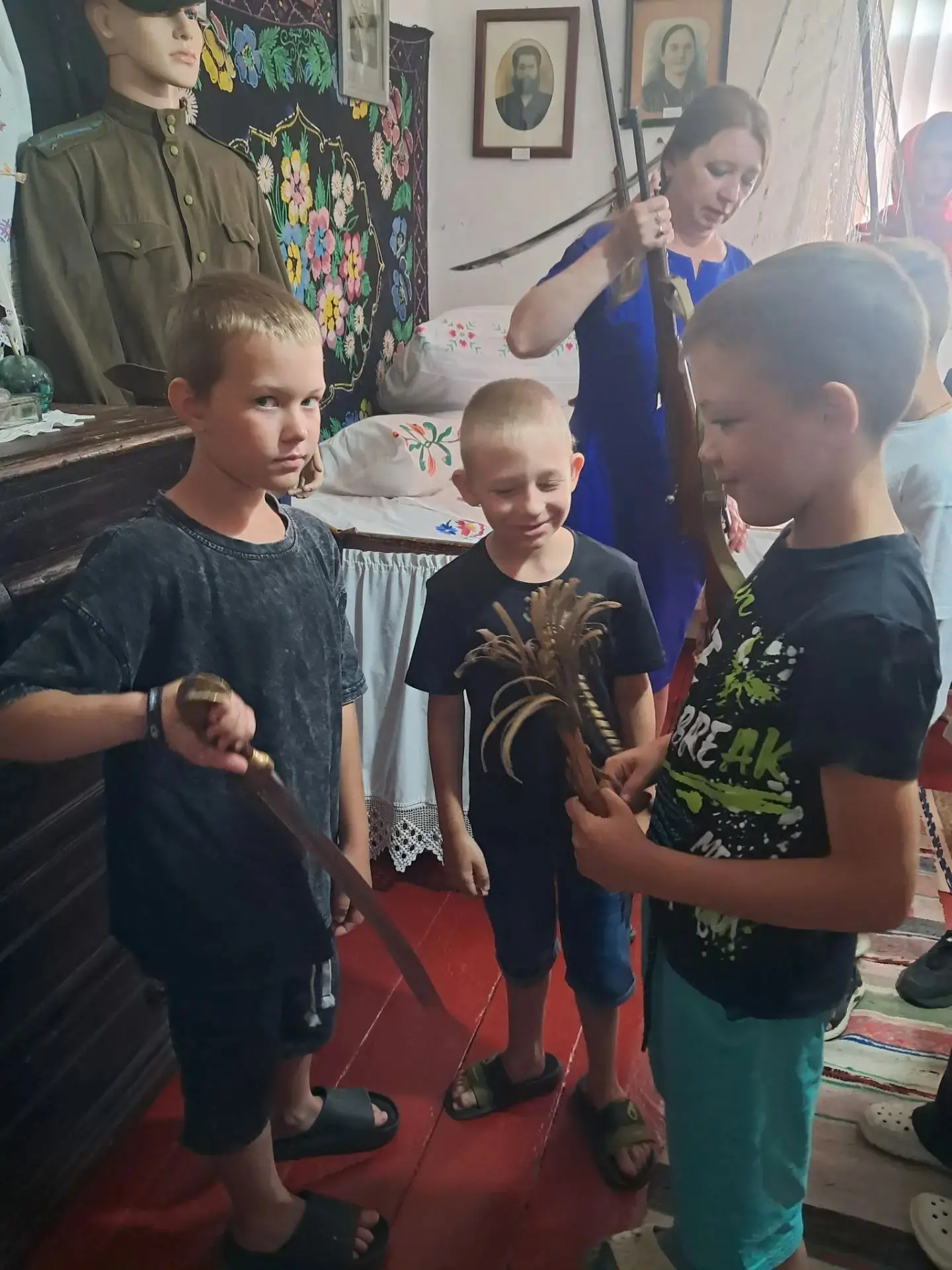 Лето в музее.
На каюк посмотреть, да в кузнице поработать...
Наш музей не собирается превращаться в 