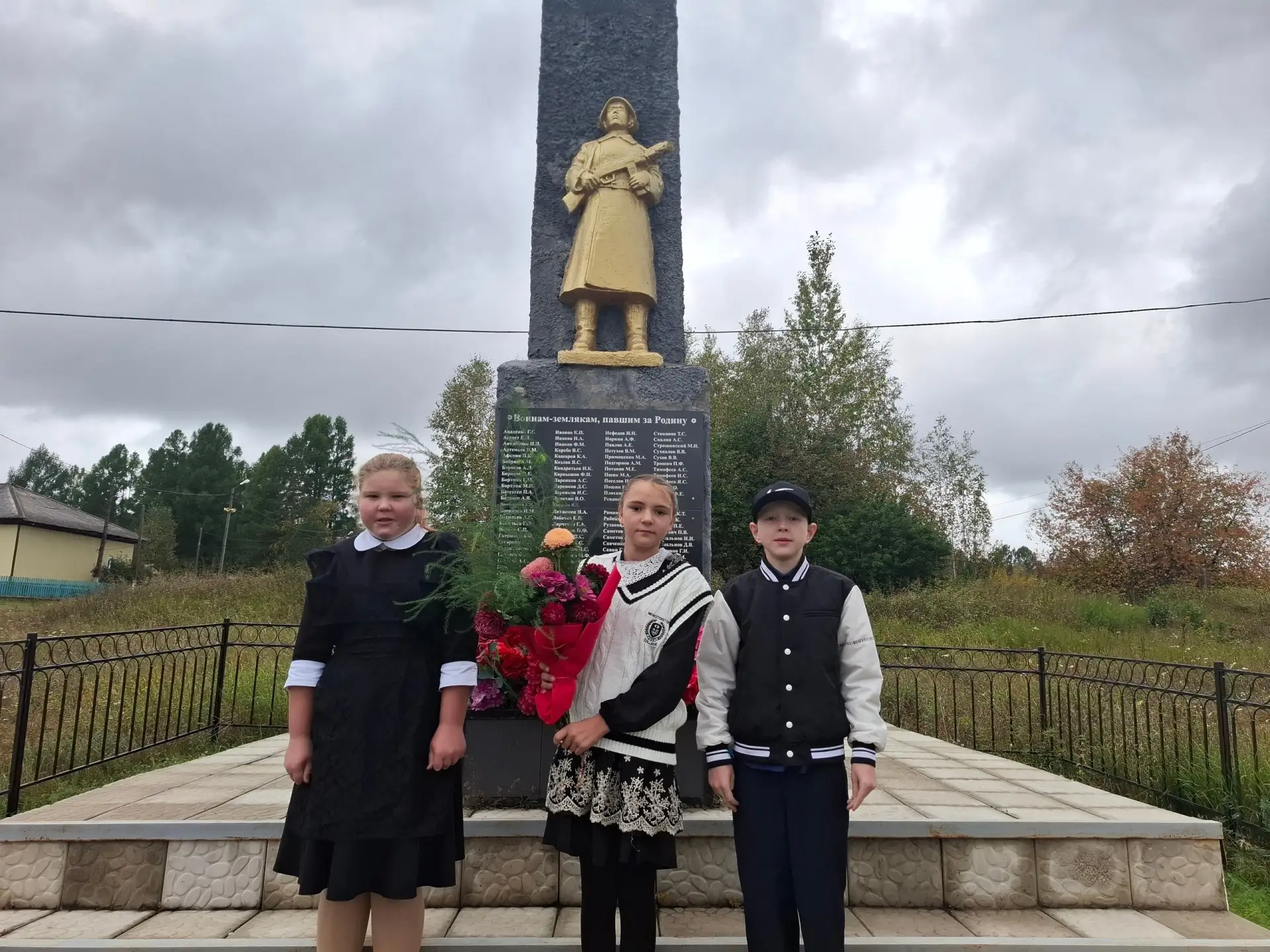 Учащиеся МОУ Филипповская СОШ присоединились к мемориальной акции возложения цветов у п...