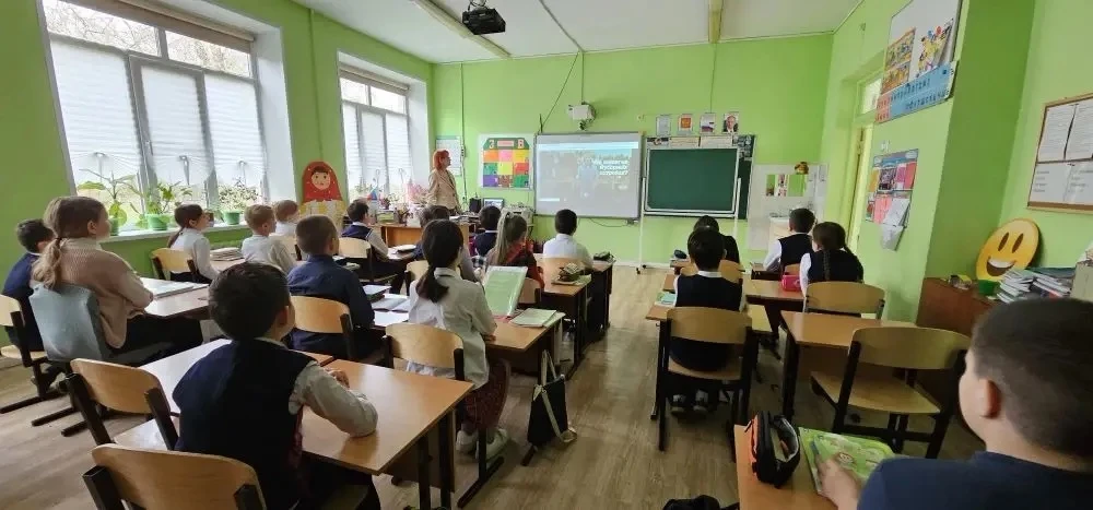 Традиционно неделя началась с поднятия флага и исполнения гимна. А на уроке разговоры о важном "День