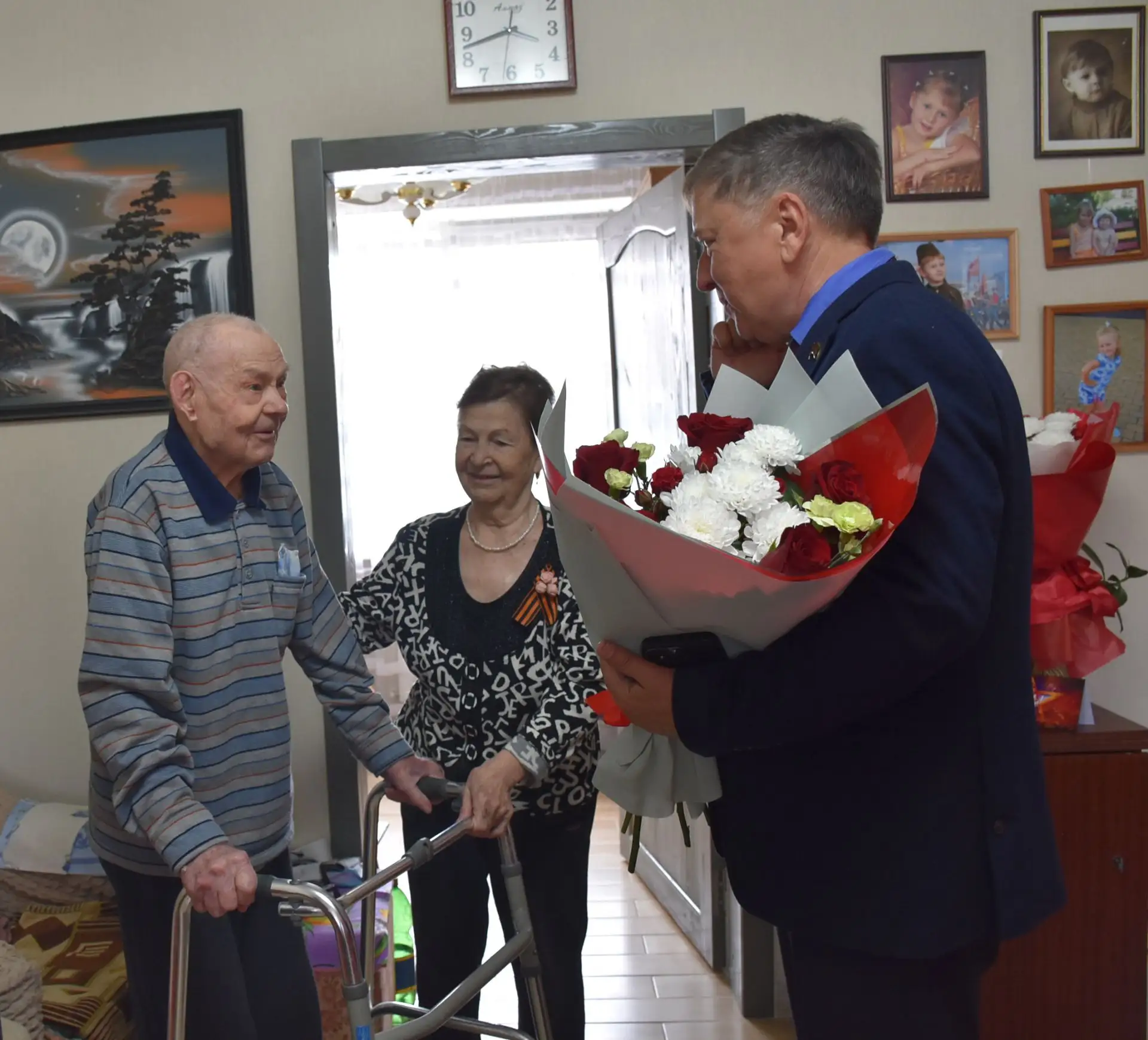 Заслуженные и почетные жители Кропоткина, участники Великой Отечественной войны, принимают поздравле