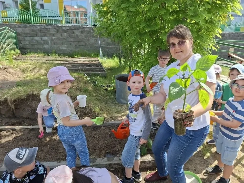 На участке детского сада появился наш собственный мини-огород! 🍅🌶️🥒

С любовью и заботой ребята г