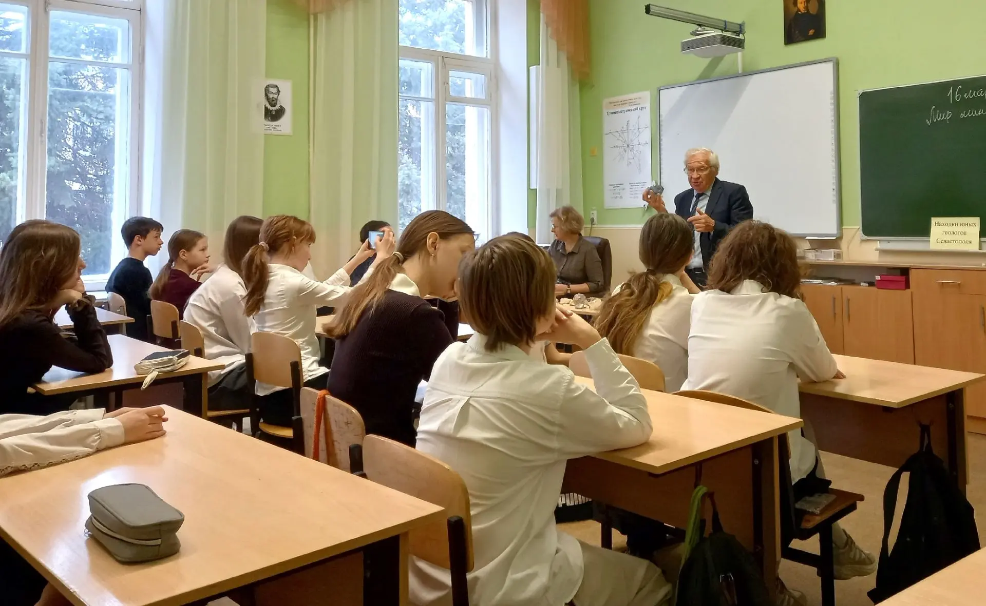 "ОТКРЫТЫЕ УРОКИ"🧑‍🎓  Лекцию "Мир минералов" ребятам 6-Б класса (кл.рук. Кротова Т. Ю.) провел Шик Ни