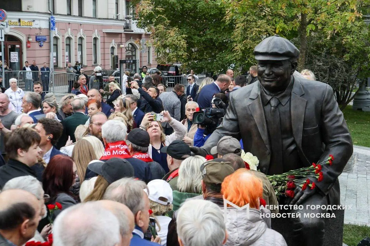 В Большом Сухаревском переулке открыли памятник бывшему мэру Москвы Юрию Лужкову.