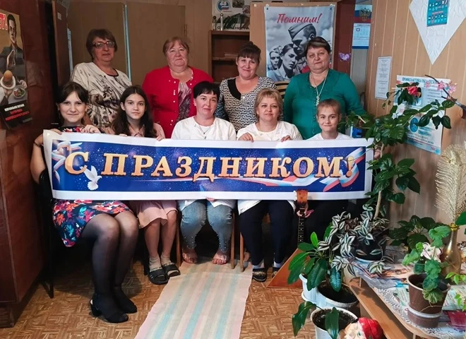 В Большой Екатериновке поздравили медработников ярким концертом
Ежегодно в третье воскресенье июня в