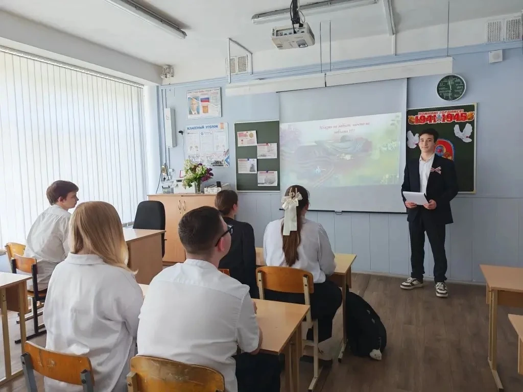 Сегодня в 5 «А» и 11 «А» классах прошел классный час, посвященный Дню Победы.  Это мероприятие стало