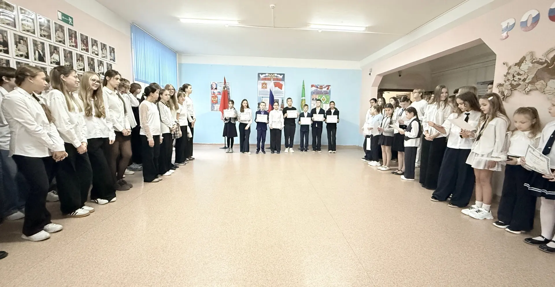 🇷🇺 Рабочая неделя в нашем Центре образования №2 началась с вноса государственного фла...