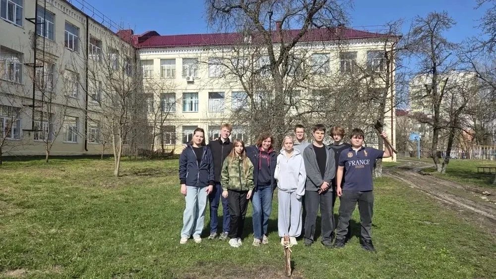 🌳 Сад памяти 🌳

Ученики 9 «А» и 8 «Б» классов под руководством Быковцевой О. А. высадили «Сад памя