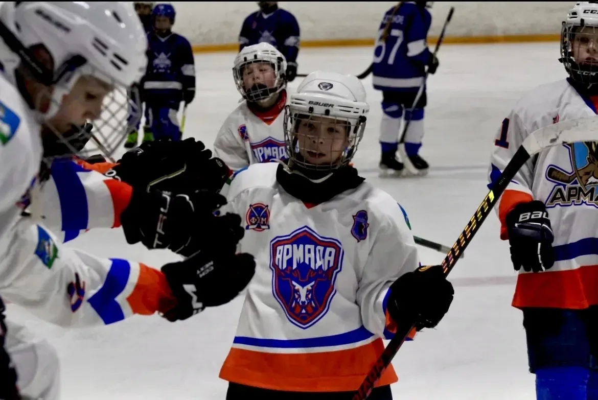 На льду — настоящий защитник! 🏒🛡  Знакомьтесь с нашим героем спорта — Ярослав Воронович из 4 «Б» кла