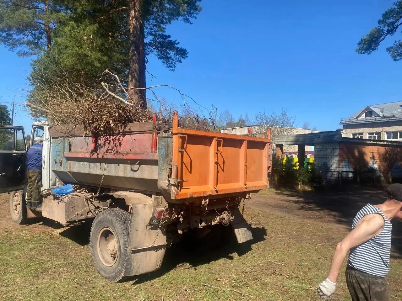 🧹 В поселениях Нижнеилимского округа продолжаются работы по уборке и благоустройству территорий.  🌱 