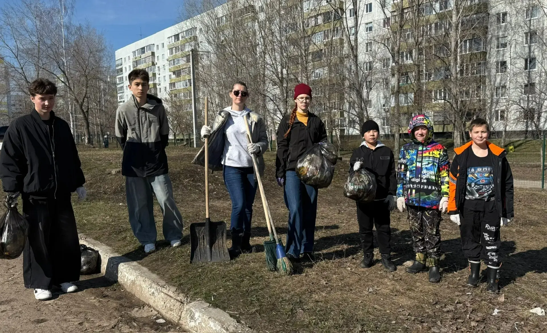 Сегодня в рамках городского субботника ученики 5 класса Э, 8 класса Г, 10 класса Б, 11 класса Б и кл