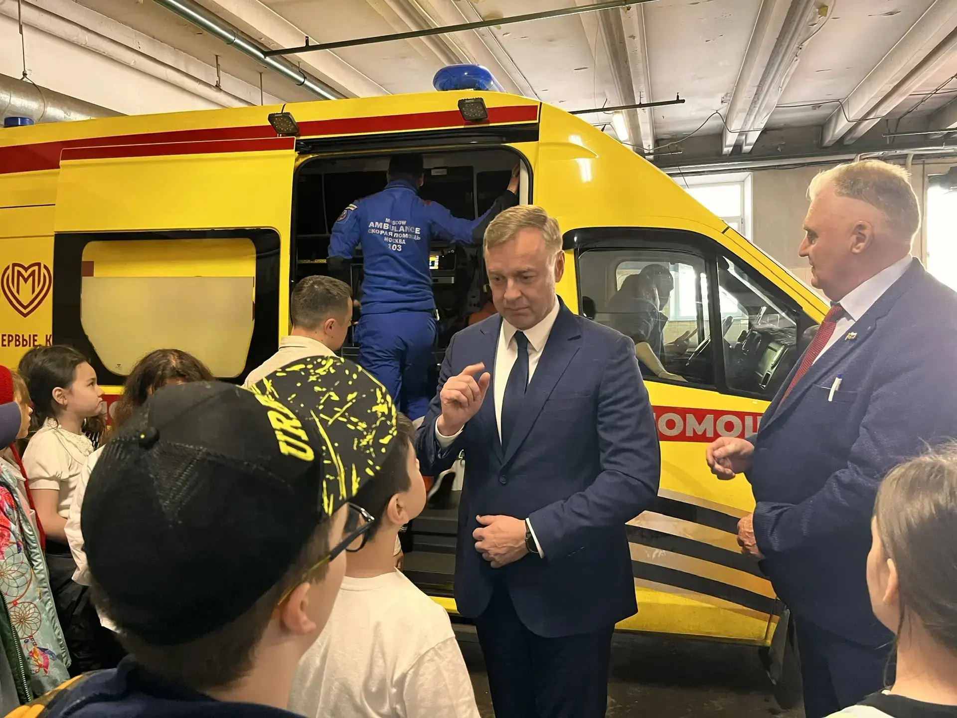 Герои рядом  🚑 Вчера для волонтёров школьной «Лиги добра» прошёл особенный «Урок мужества» — его про