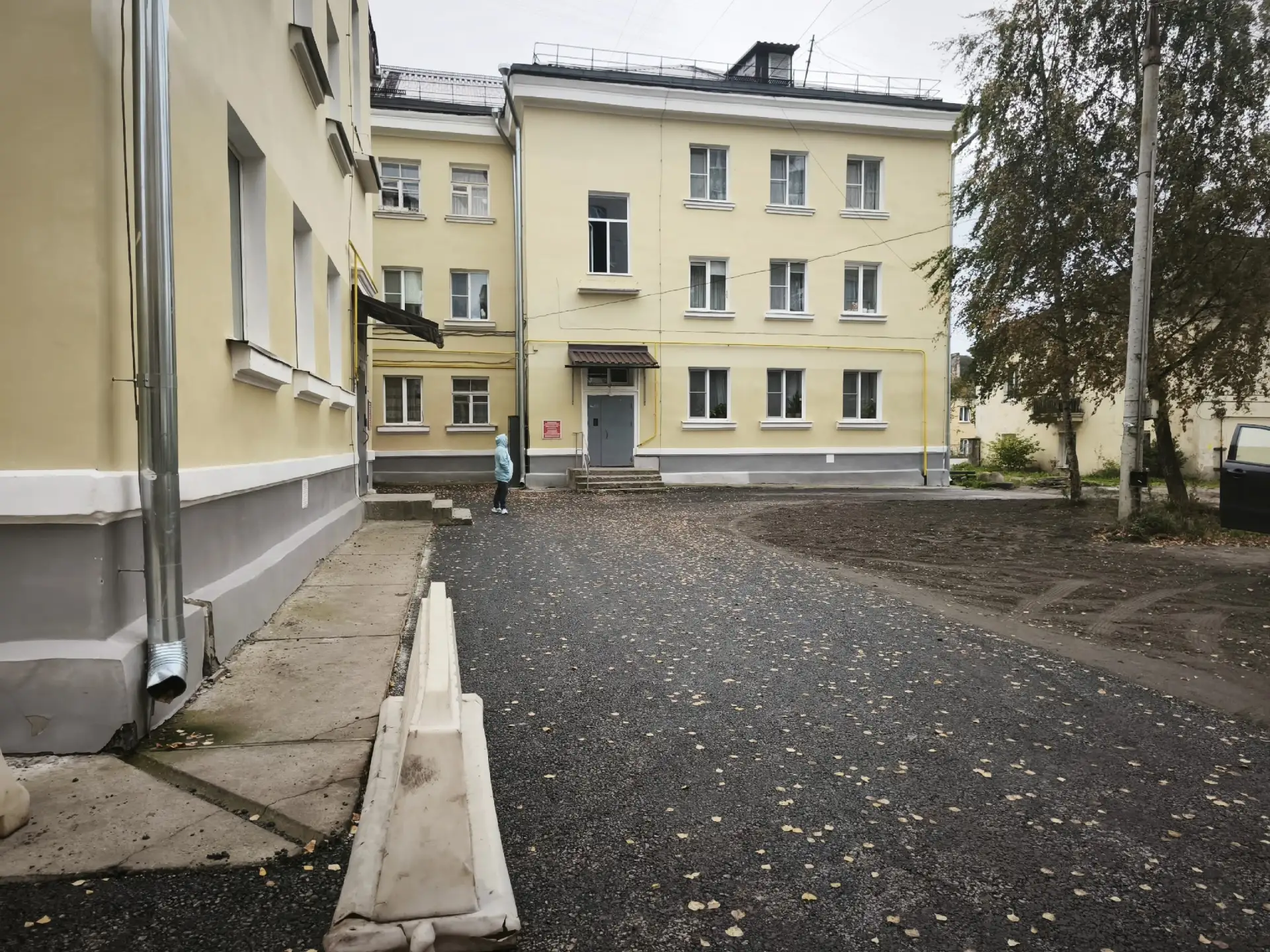 ПРИНЯТЫ РАБОТЫ ПО АСФАЛЬТИРОВАНИЮ ТРЕХ ДВОРОВЫХ ПРОЕЗДОВ