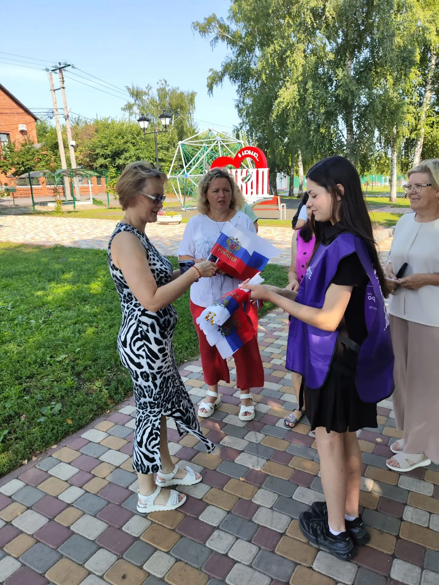 Жители р.п. Мучкапский присоединились к всероссийской акции «Российский триколор»!