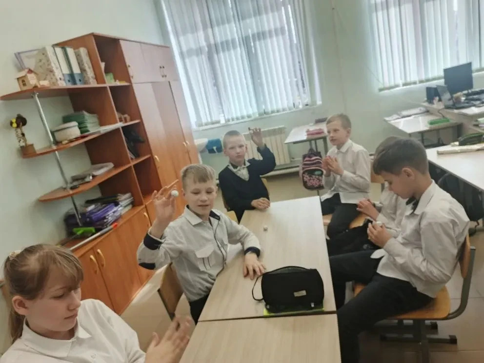 В рамках Дня единых действий «День Космонавтики», в 4 классе школы-интерната прошла игр...