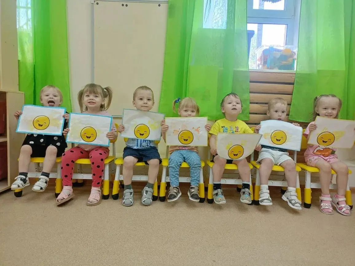 Солнышко, которое согреет всех! ☀️
В нашем детском саду снова кипит творческая жизнь! Сегодня мы заг