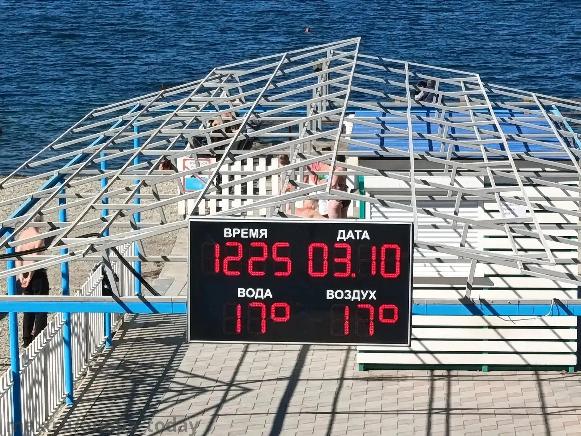 Сегодня равновесие температуры моря и воздуха, народ купается и это здорово!