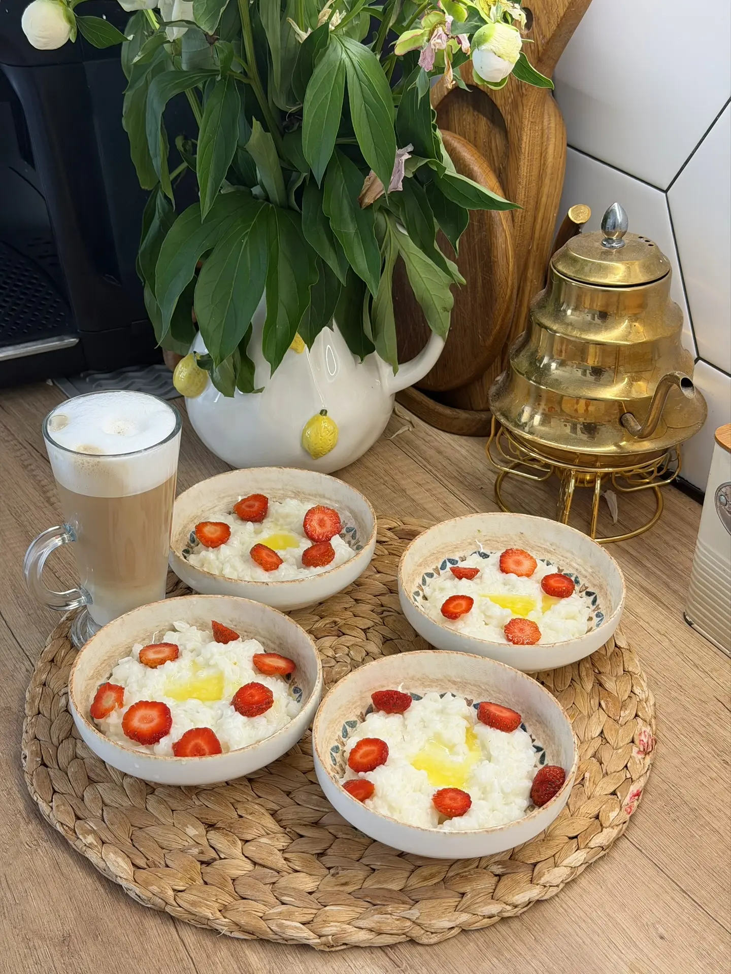 Доброго дня 🙌
Сегодня у нас рисовая каша. Раньше варила чисто на молоке,это было долго. Сейчас снач