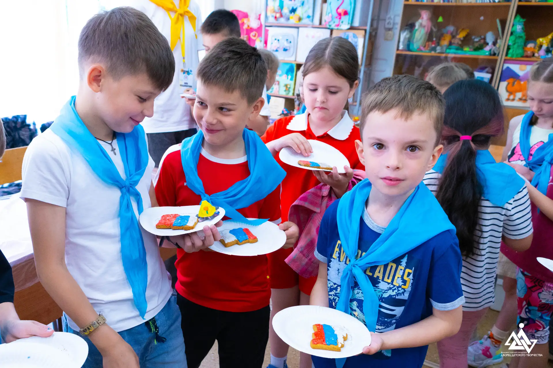 🇷🇺 Завтра наша страна отметит День России! Накануне праздника в летнем лагере Дворца детского твор