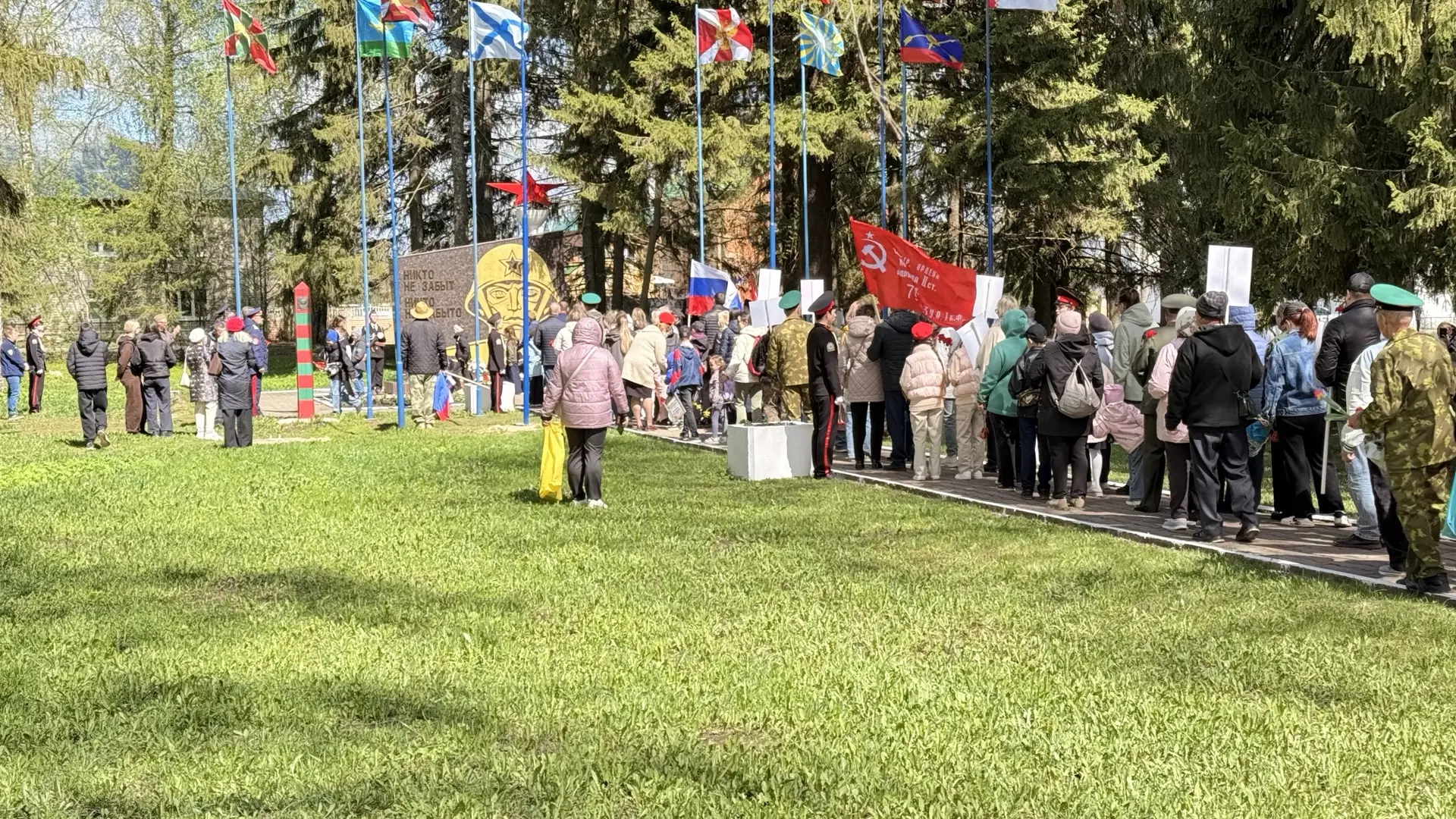 Жители Советского района возложили живые цветы и гирлянду к памятнику «Никто не забыт, ничто не забы