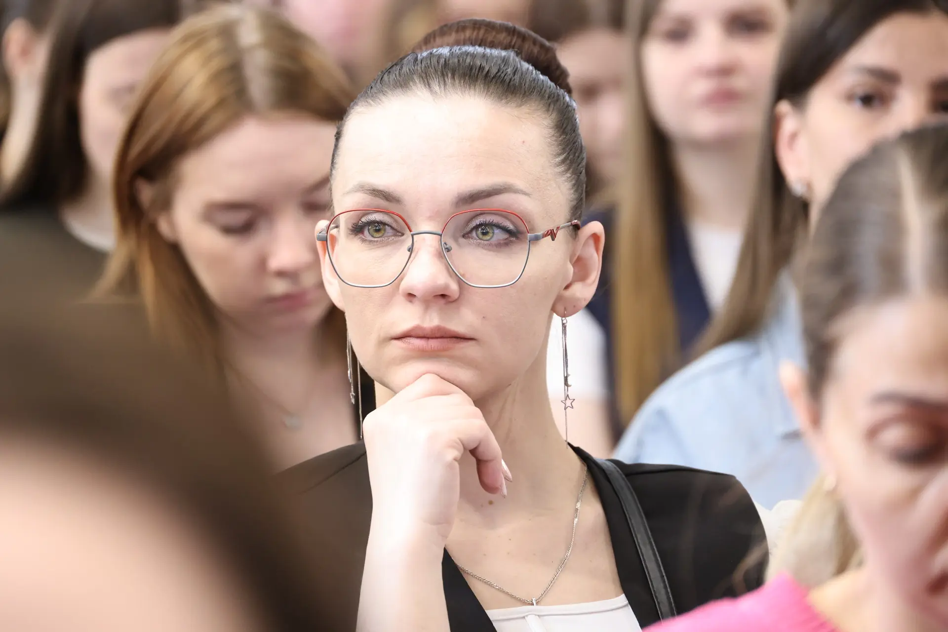 Раньше каждый пионер знал: «Радостным шагом с песней веселой мы выступаем за Комсомолом». А за кем с