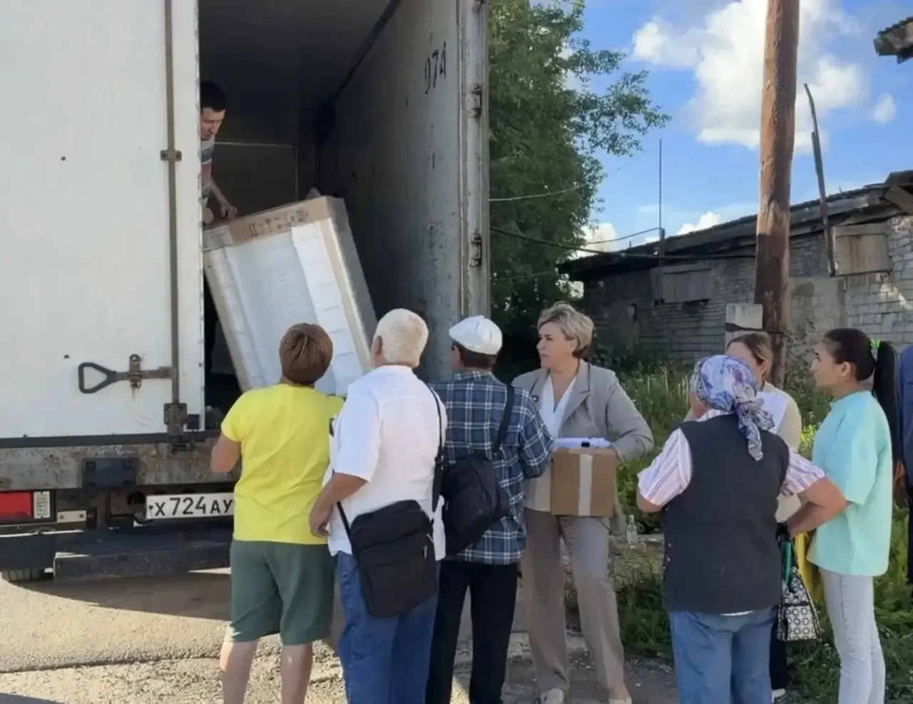 В Октябрьском пострадавшим от паводка передали новые плиты и холодильники