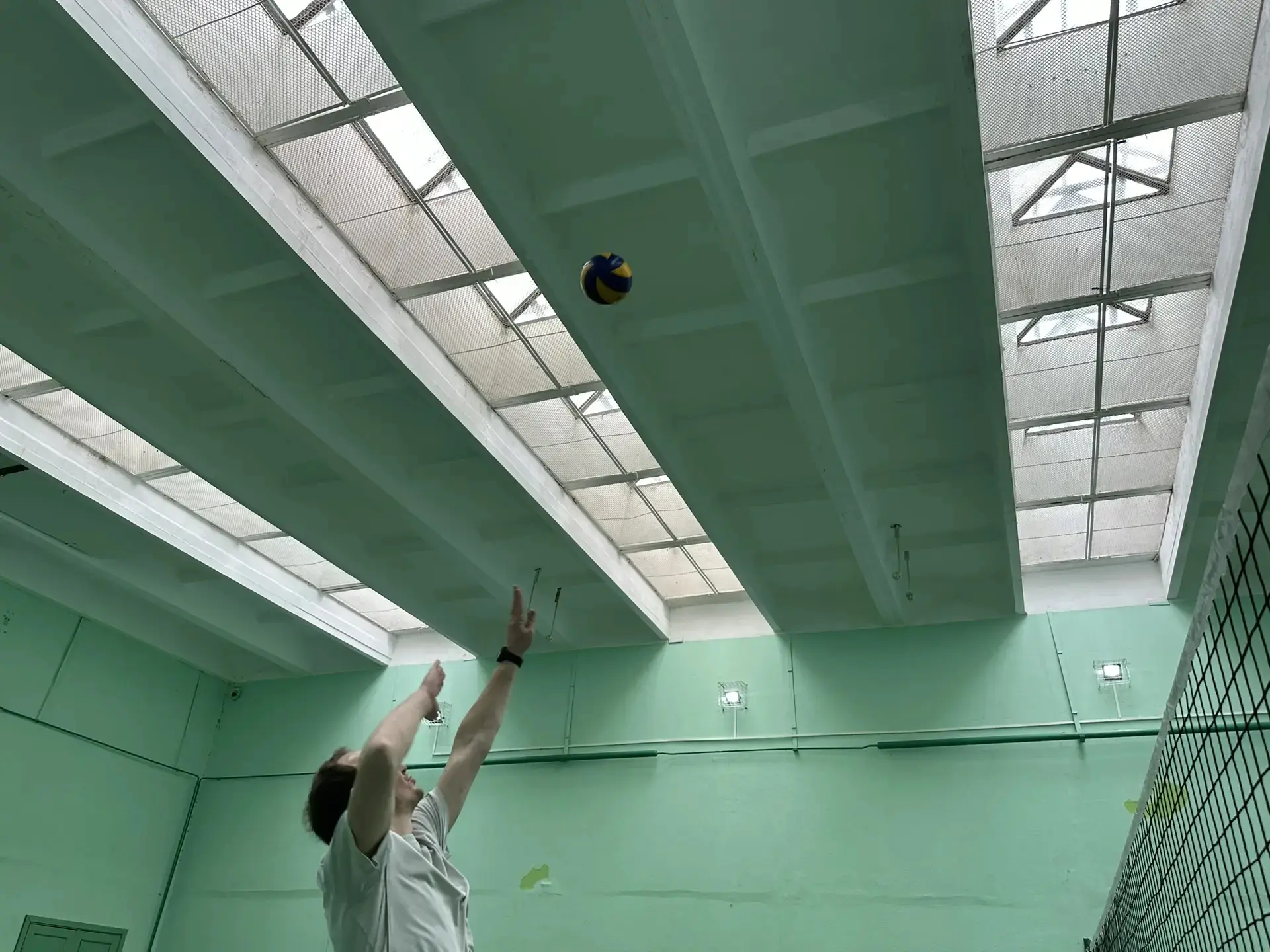 🏐 Кто сказал, что учителя только оценки ставят? Сегодня они ставили блоки и подачи!  В нашей школе п