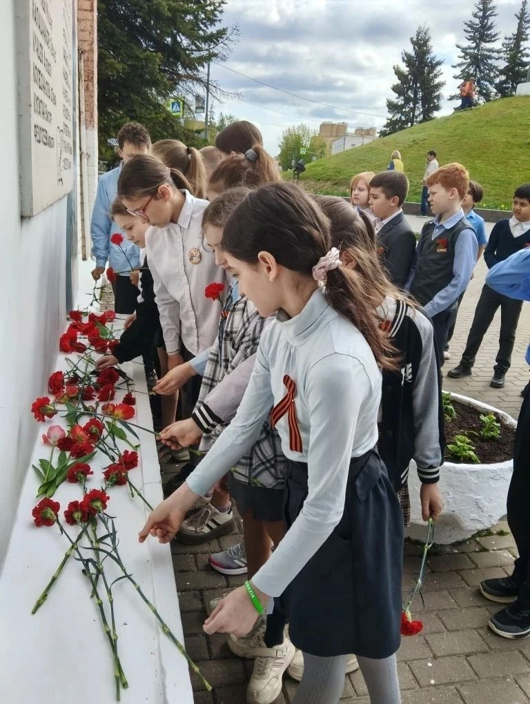 🌷Цветы для героев  🔥 Очень важно, что дети с ранних лет участвуют в таких значимых мероприятиях.  🔥 