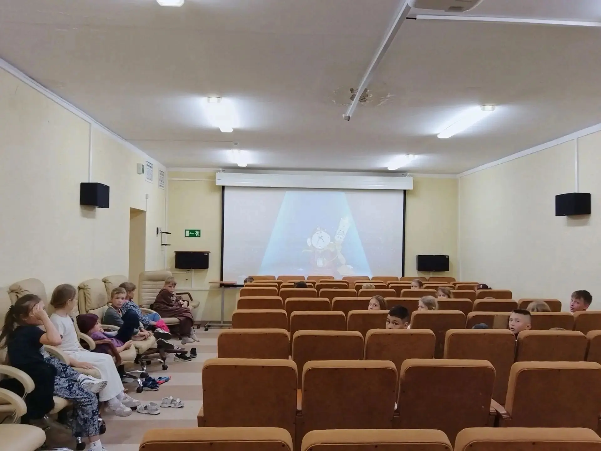 🎉 Субботний кинозал в нашем пришкольном лагере — это всегда маленький праздник! 🎉

Сегодня ребята 