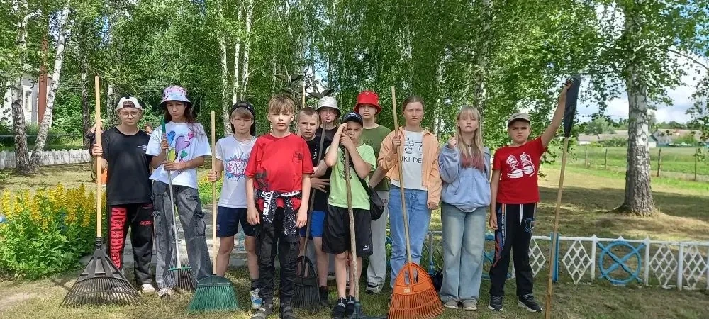 ☀️ Трудовой десант в лагере «Радуга»!

Сегодня наши ребята не только отдыхают, но и учатся быть поле