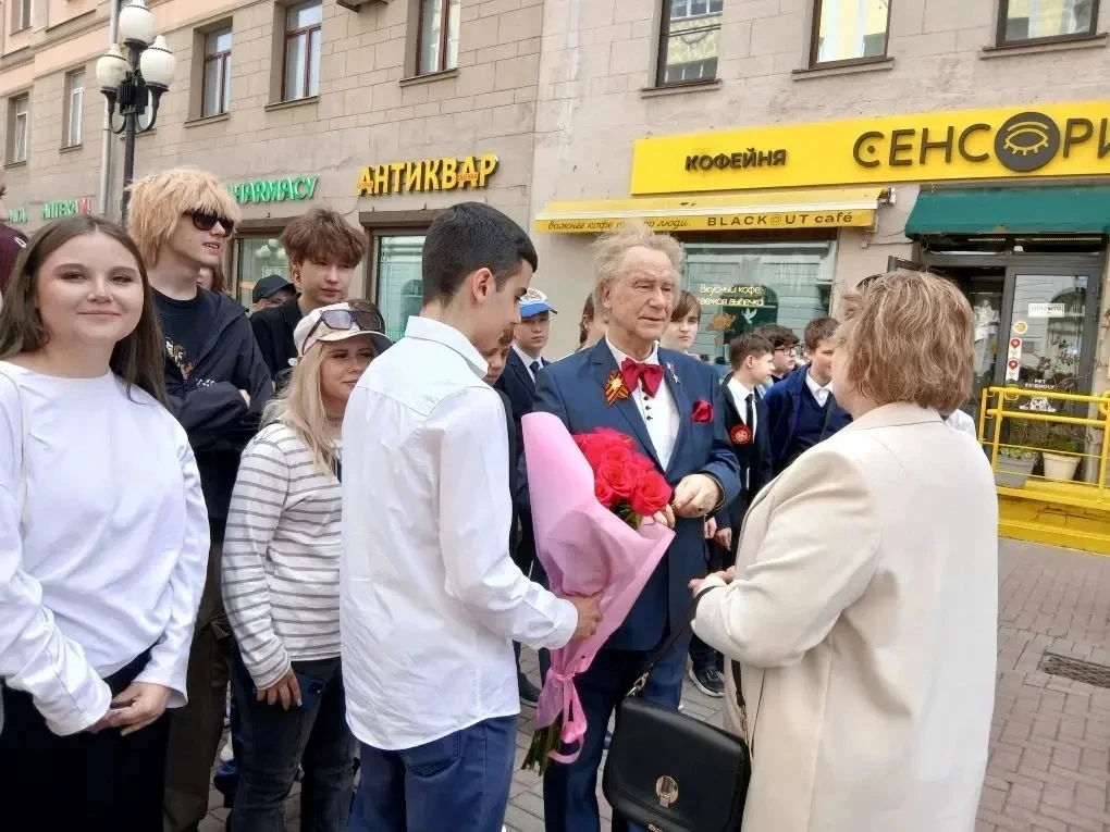 🇷🇺Учащиеся школы посетили открытие выставки народного художника Александра Шилова «Лица героев Росси