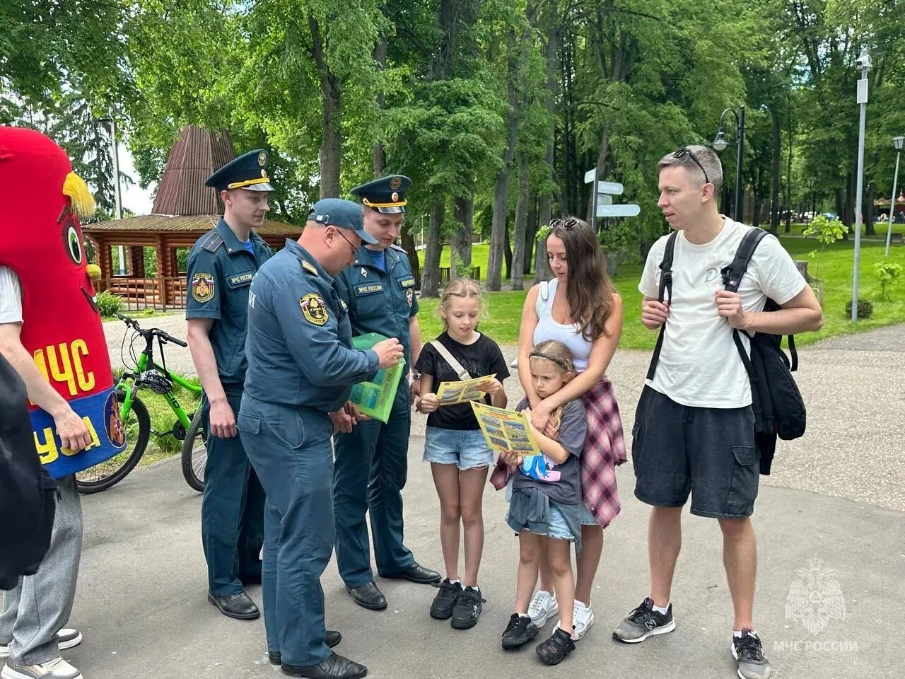 ⛑ В Рузе сотрудники МЧС провели мероприятие в честь Дня подмосковных парков  В минувшие выходные пар