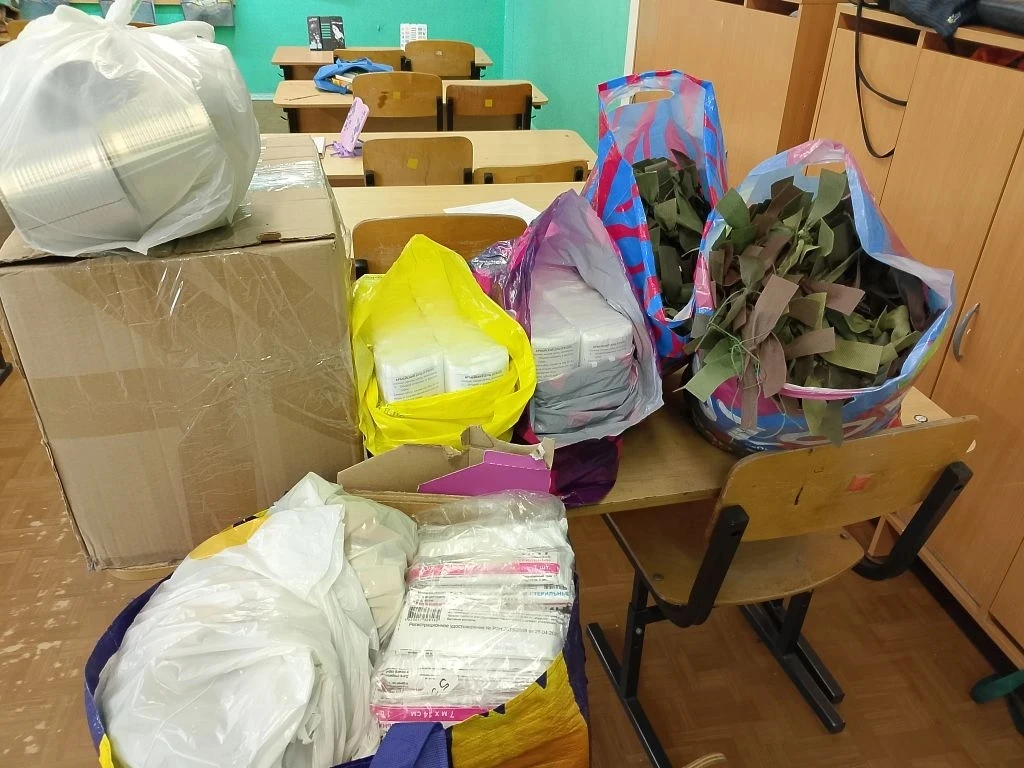 📦Посмотрите, какую огромную посылку наша школа снова передала волонтёрам!  ✅Две маскировочные сети-с