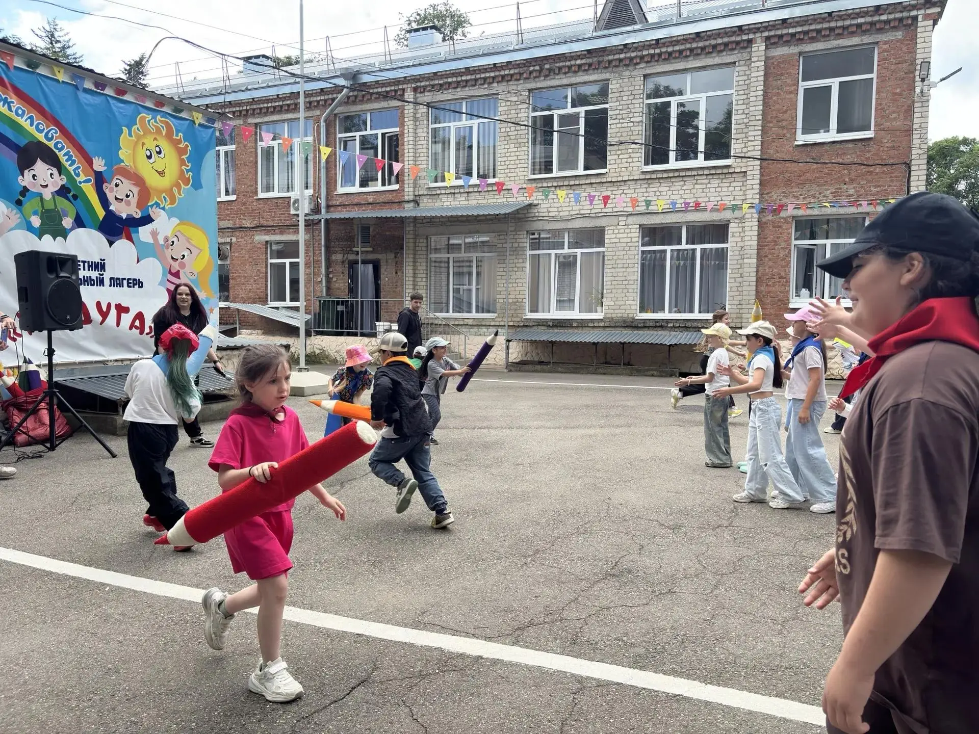 День 10 лагеря — К нам пришли аниматоры! 🤩🎪

Сегодня было громко, красочно и очень весело. Весь ла