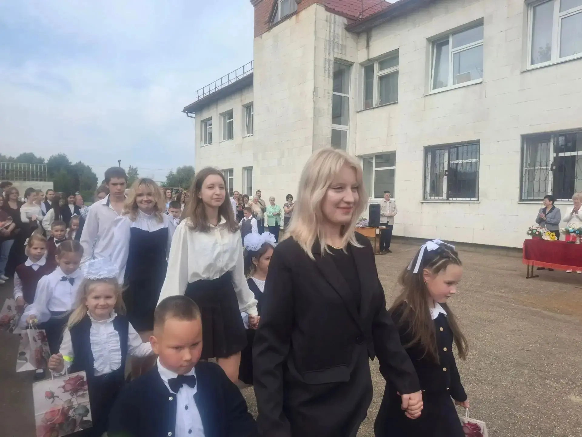 Одиннадцатиклассники проводили на первый урок первоклассников