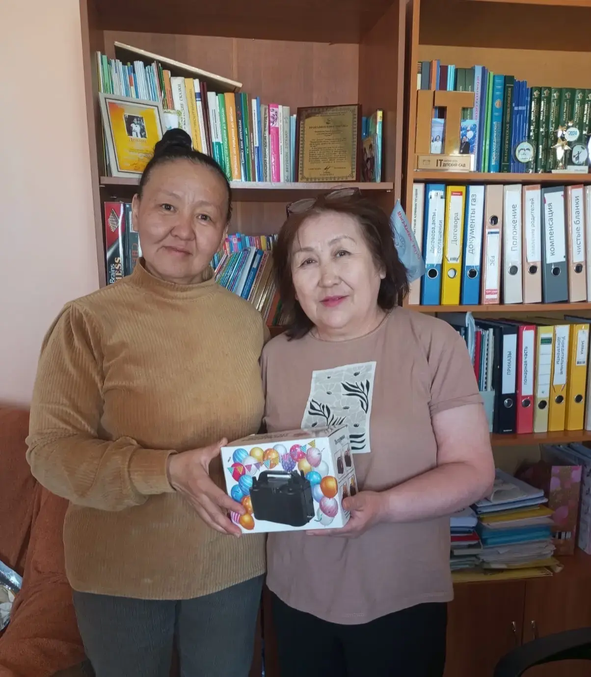 Оскуола иннинээҕи үөрэхтээһин 100 сылынан, 100 үтүө дьыала акциятынан Никифоровтар уонн...
