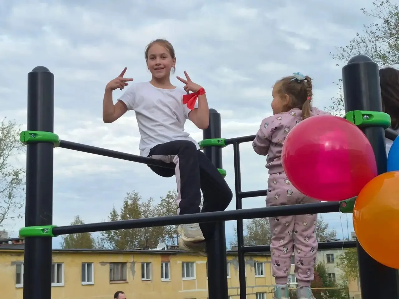 Сегодня в поселке Горноуральский, у дома №25, открылась детская игровая площадка «Непос...