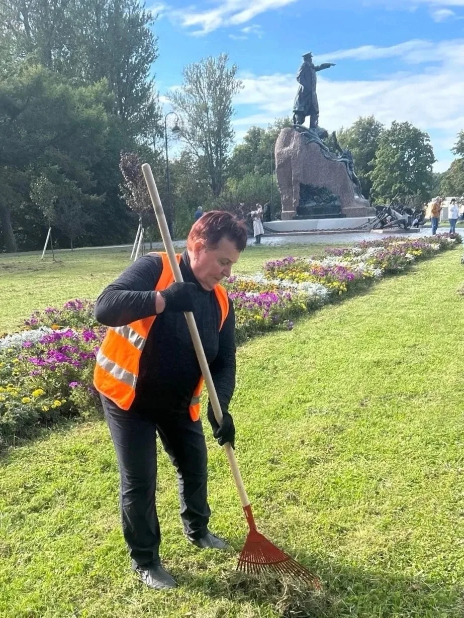 В Кронштадте продолжается уборка городских территорий. Специалисты АО “Озеленитель” соб...