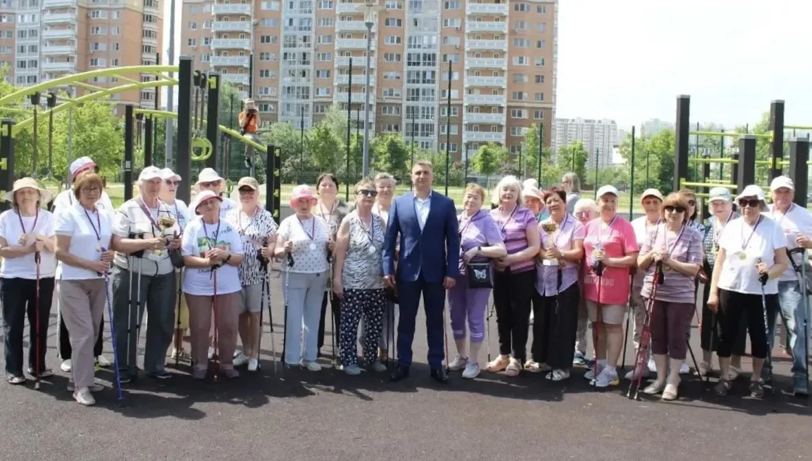 В Сквере Победы в Некрасовке прошел фестиваль северной ходьбы для жителей старшего поколения
 
Перед