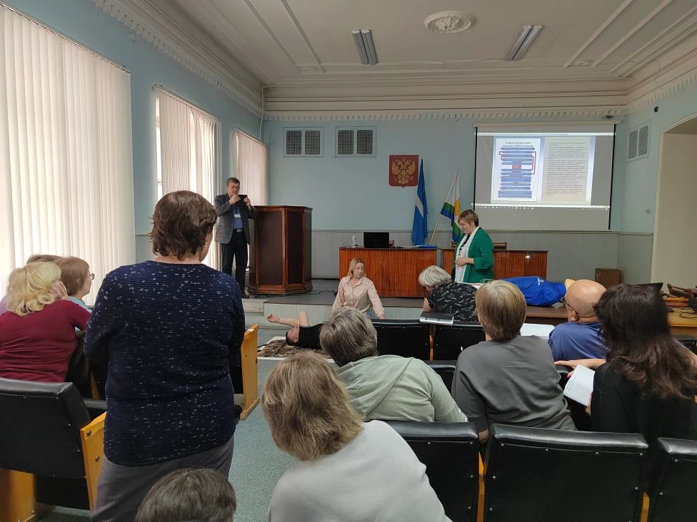 Обучение навыкам оказания первой помощи проходит весь коллектив школы.