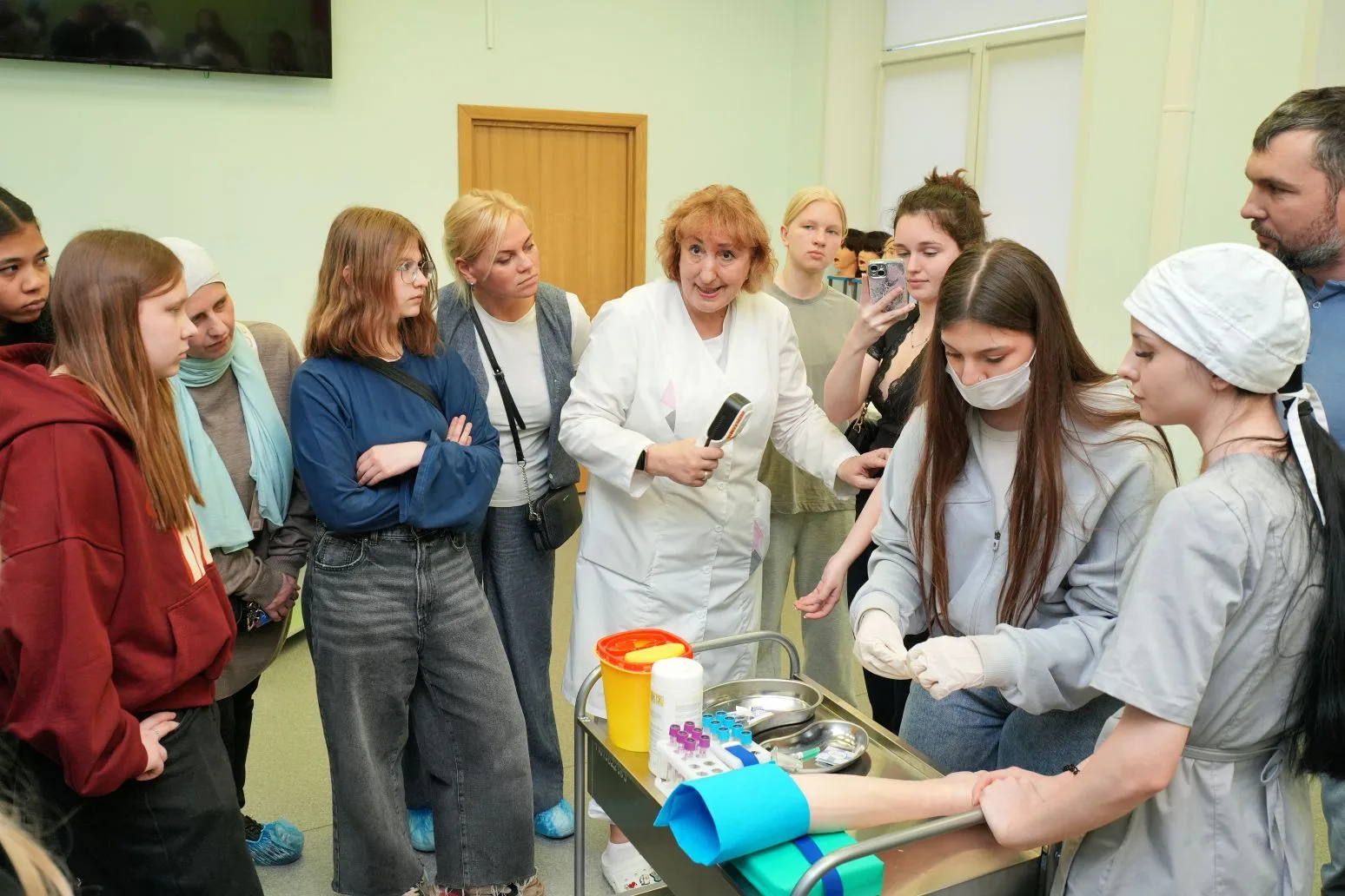 День открытых дверей: путь к профессии мечты  🏢 Будущие студенты и их родители собрались на Зеленогр