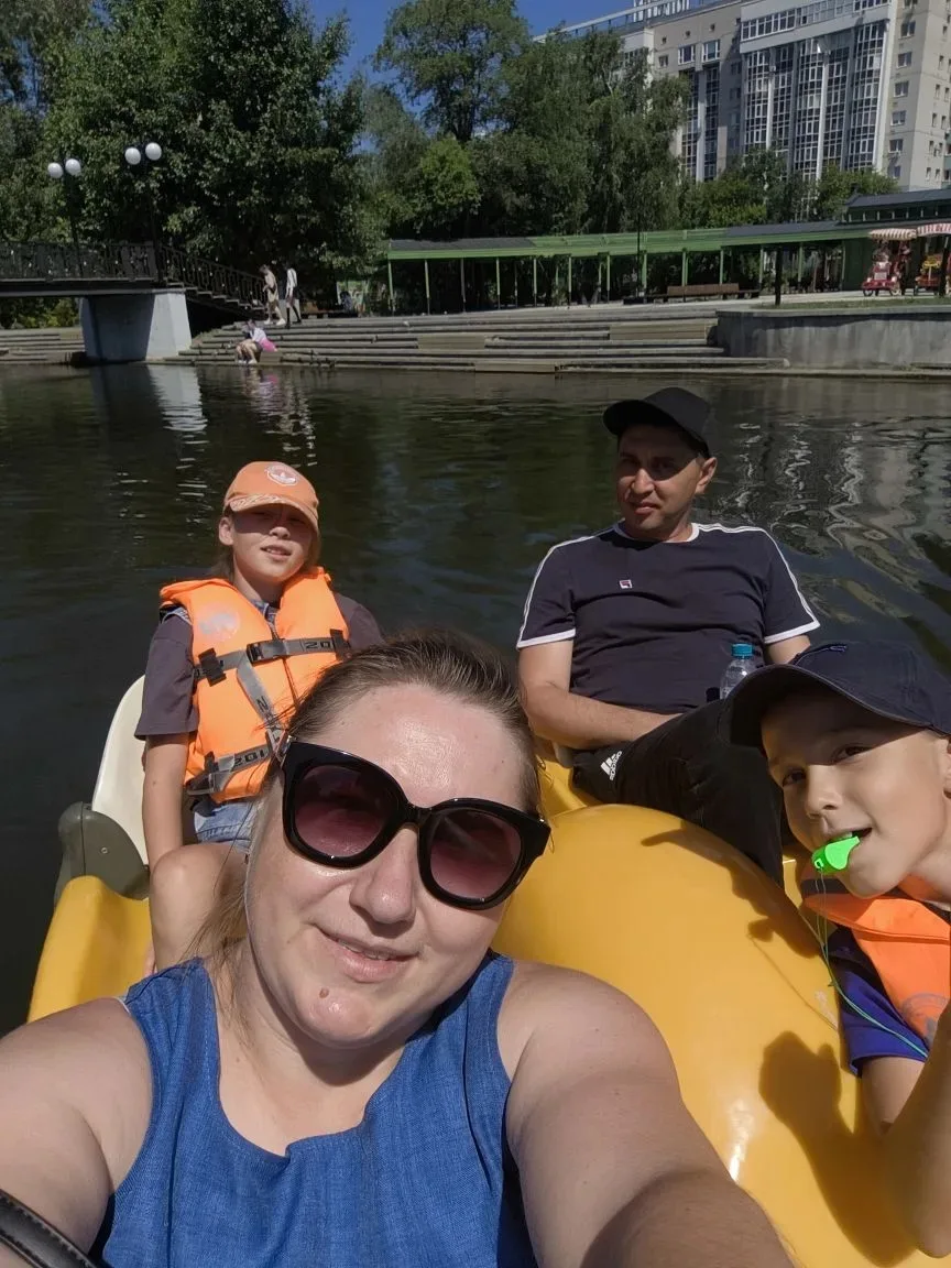 Летние каникулы семьи Репиных (6 В класс!) прошли ярко и активно. В барнаульском парке «Изумрудный» 