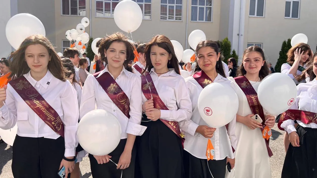 Последний звонок прозвенит для 2411 выпускников Черкесска  Из них 626 одиннадцатиклассников и 1785 д