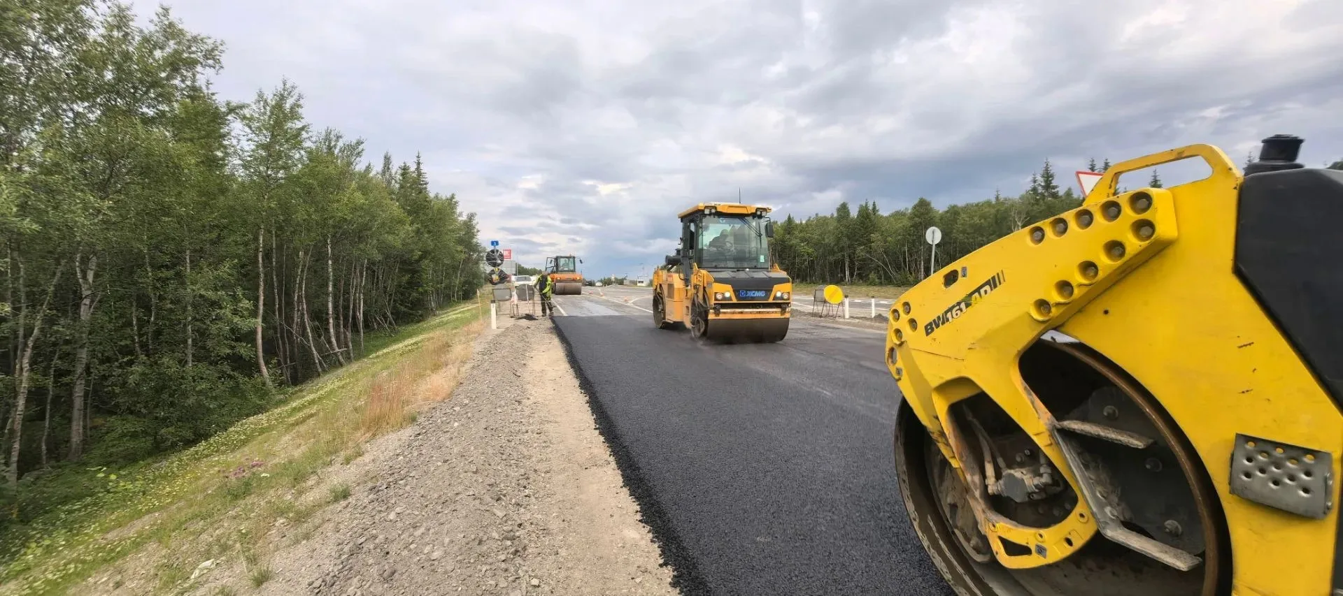 В Кольском округе продолжается ремонт автоподъезда к Кильдинстрою. 

🛠️Дорожники завершили фрезеров
