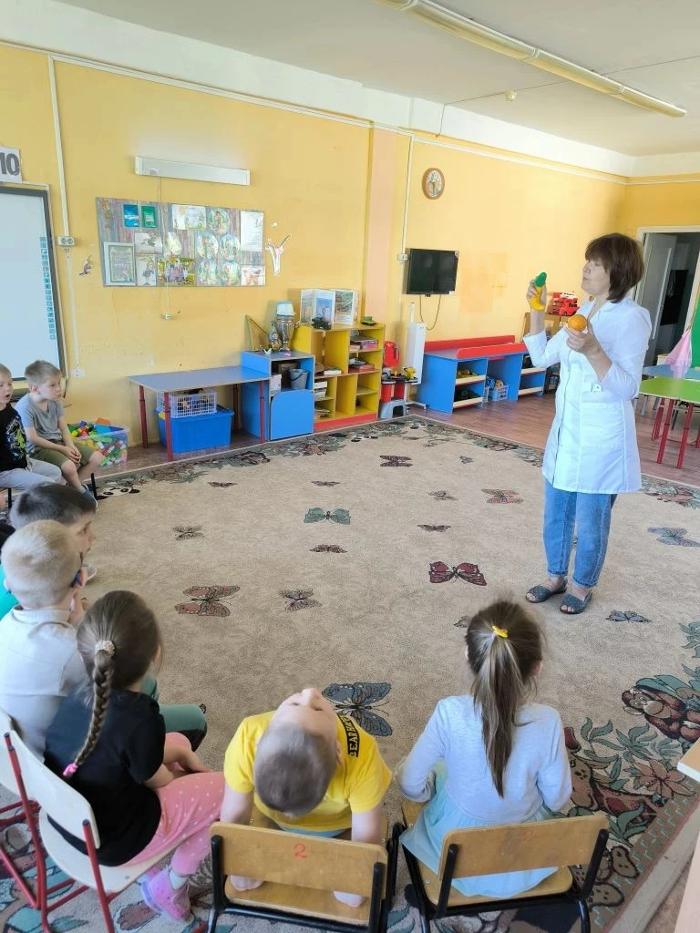🦷Сегодня к ребятам старшей группы «Б» заглянул очень важный и добрый гость — настоящий...