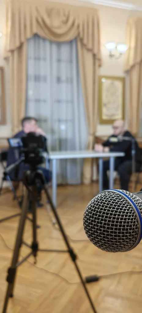 Записали интервью с писателем.
