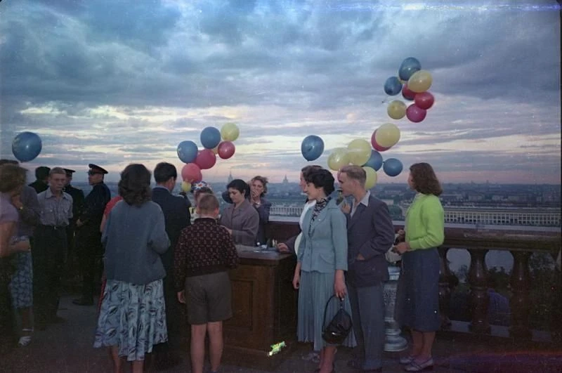 Молодёжь на смотровой площадке на Ленинских горах, 1955-1965 годы 🎈

В 1953 году напротив главного 