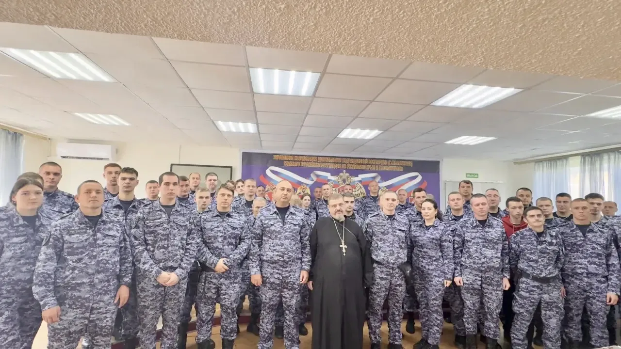 Настоятель храма святого праведного воина Феодора Ушакова протоиерей Александр Бай посе...