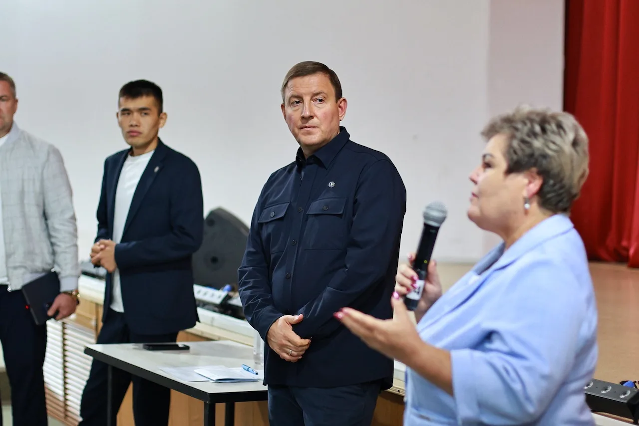 Завершили поездку встречей с жителями района в Усть-Коксе.